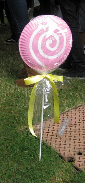 Paper Plate Lollipop