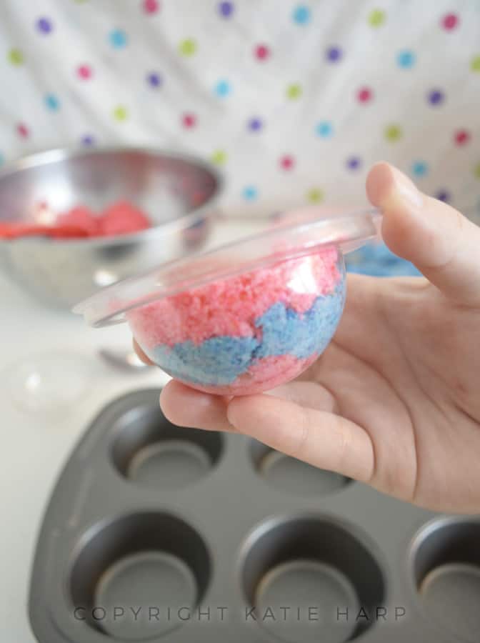 Packing the mixture into a bath bomb mold